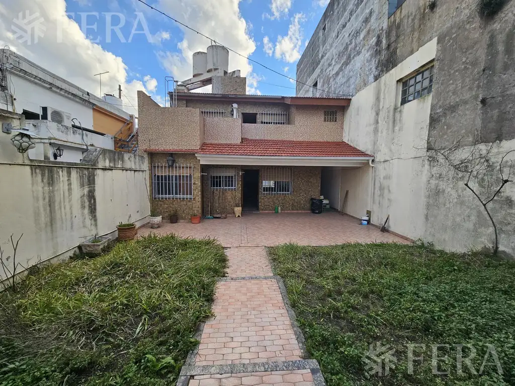 Venta de casa de 4 ambientes con cochera y quincho en Piñeyro