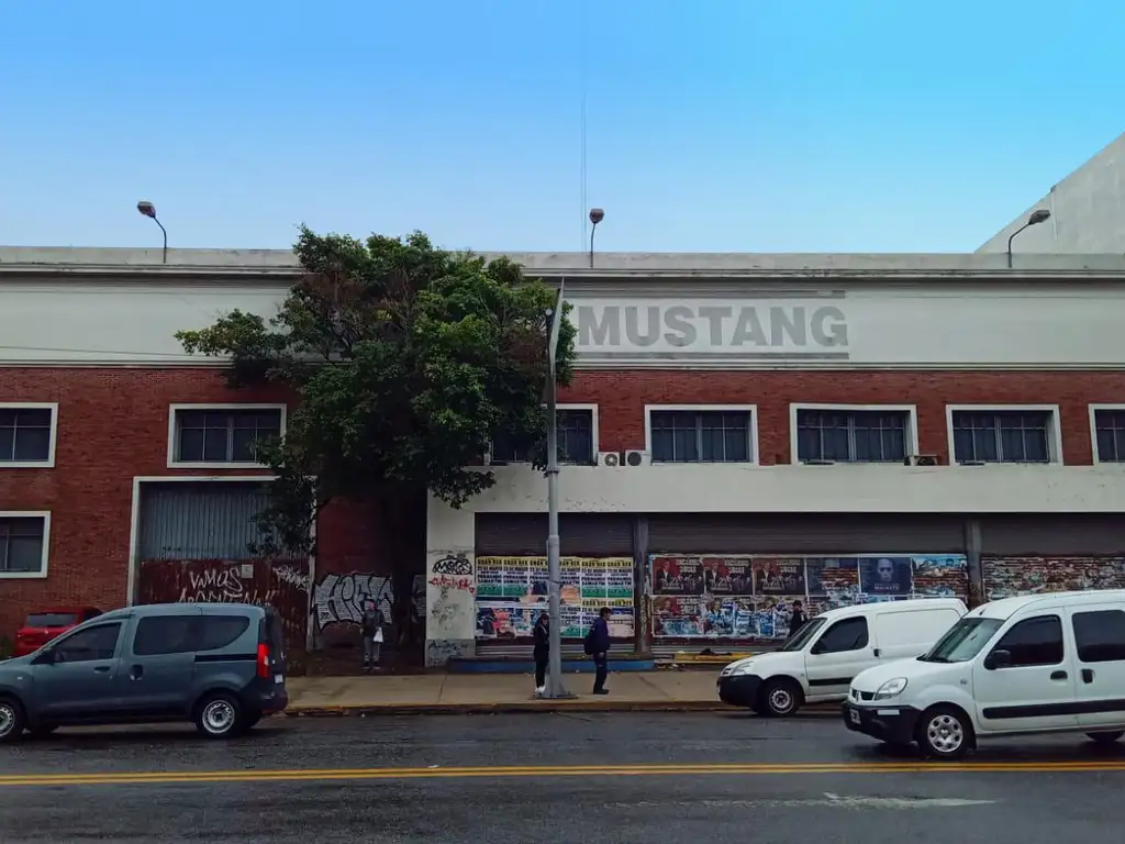 Depósito con Oficinas con frente a la Av. Gral. Paz.