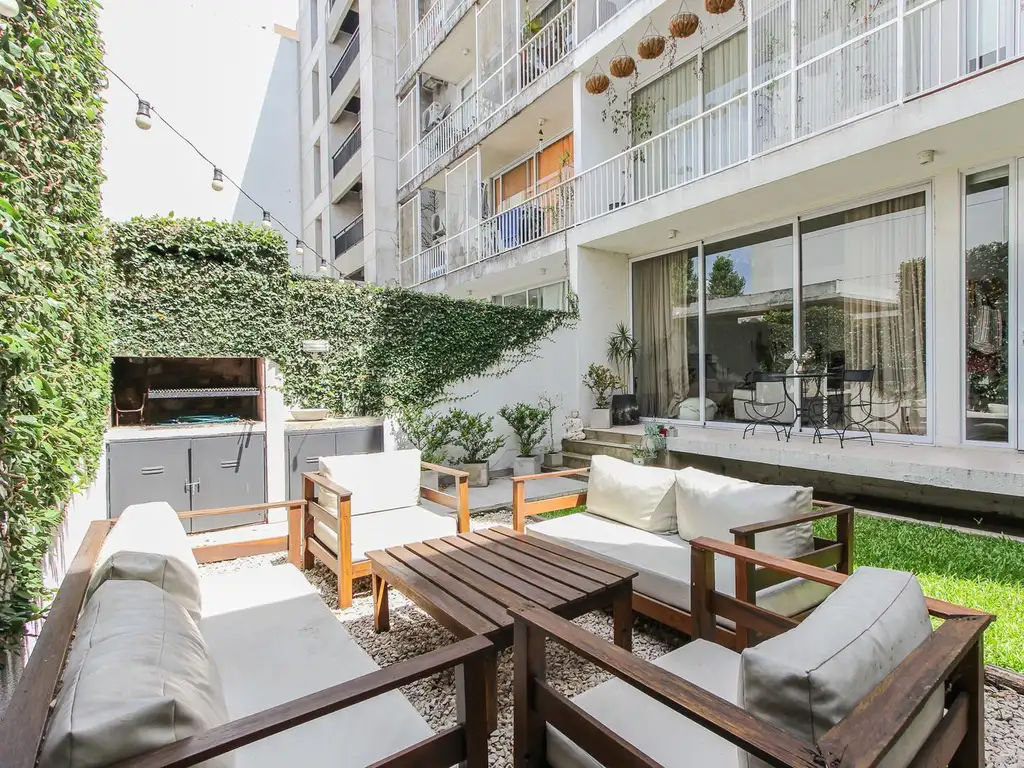 Venta de Departamento 2 Ambientes en PB con parque, parrilla y cochera.