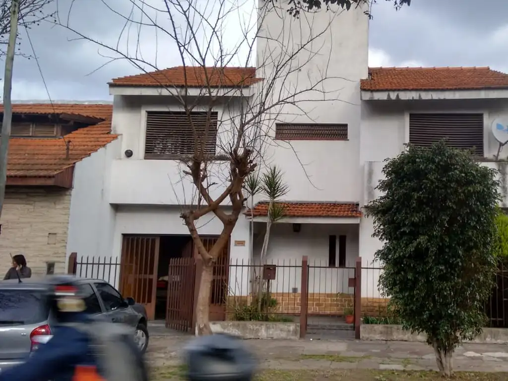 CHALET 4 DORM EN 2 PLANTAS, CON JARDIN, GARAGE PASANTE, BUEN ESTADO + UN DTO.AL FONDO