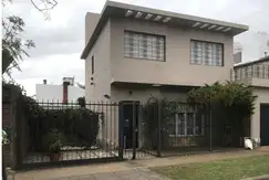 Sólida casa en 2 plantas en Olivos Golf, refaccionada a nuev