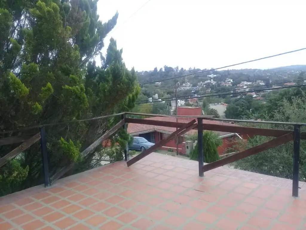 CARLOS PAZ, VILLA DEL LAGO: CHALET  de quebracho vista panorámica