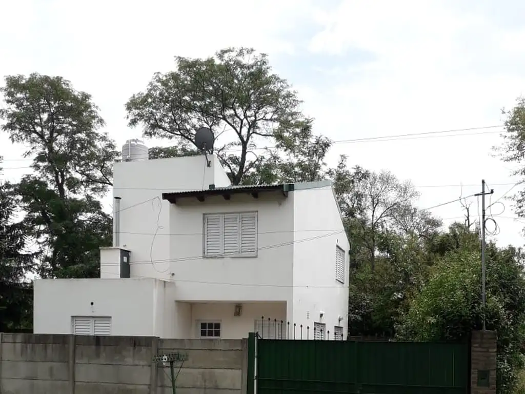 Casa en oliveros de 3 dormitorios, jardín, pileta y cabaña.