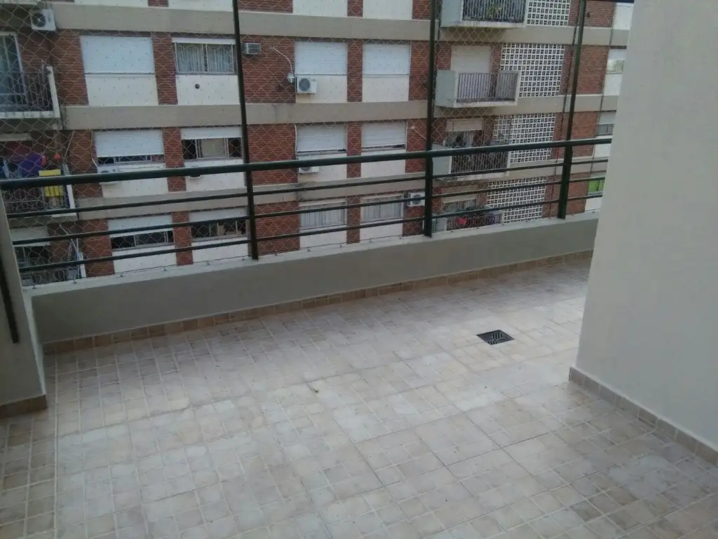 Excelente departamento de 3 AMB al frente con balcon-terraza y c/cochera.fija