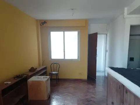 OPORTUNIDAD Excelente 2 ambientes, sobre Av. Maipú. Apto profesional. DIGNO DE VER 