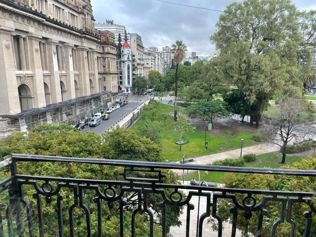 Oficina frente a Parque Lavalle