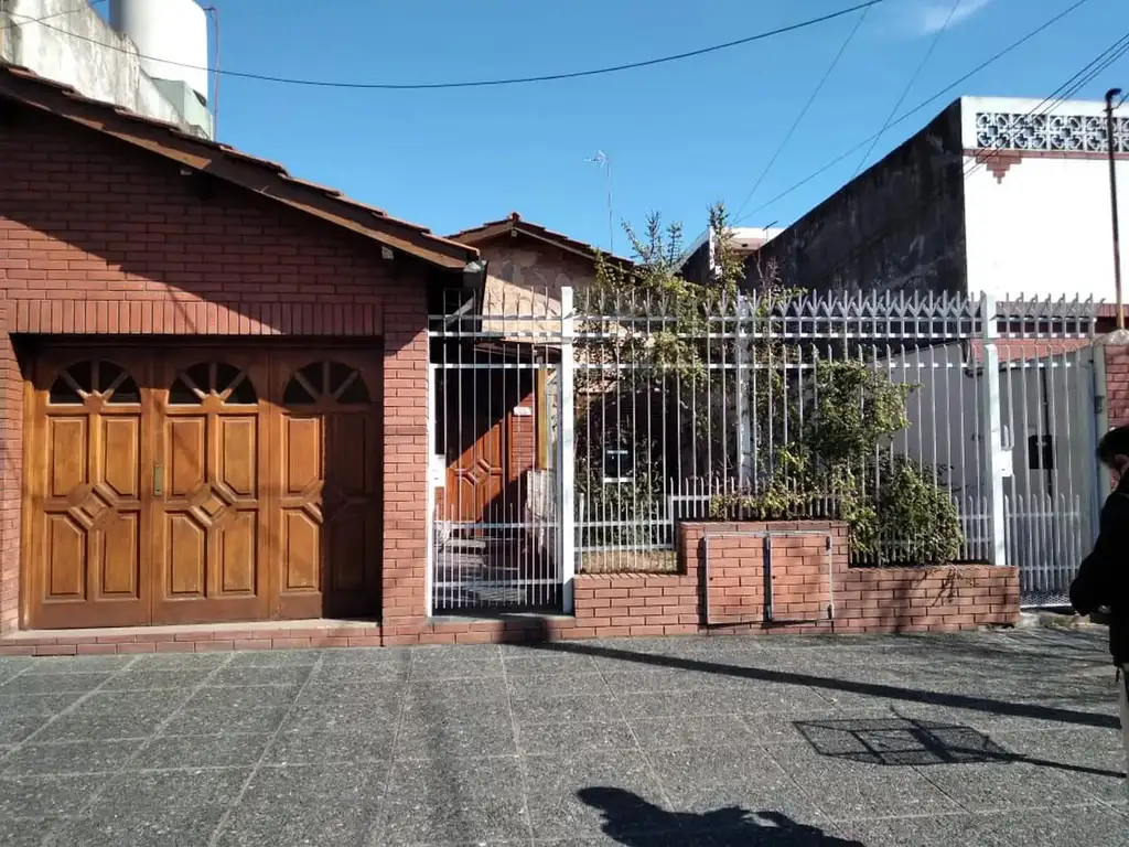 VENTA CASA AL FRENTE EN PH 2 AMBIENTES CON DOS COCHERAS