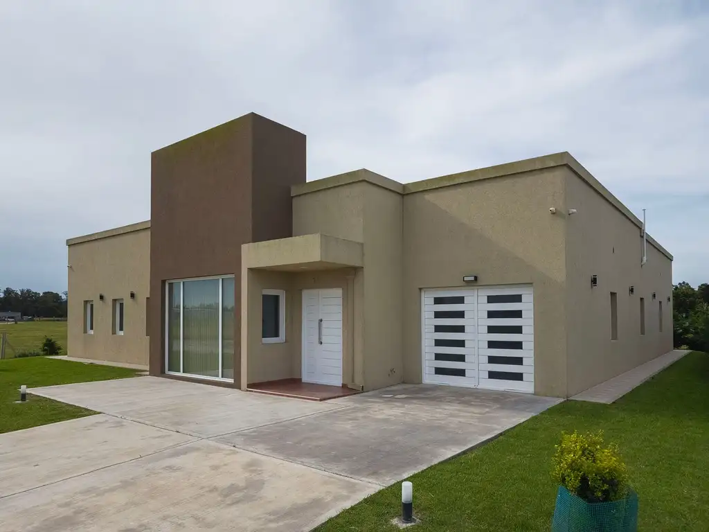 CASA DE CATEGORÍA EN VENTA CON PILETA OPORTUNIDAD!