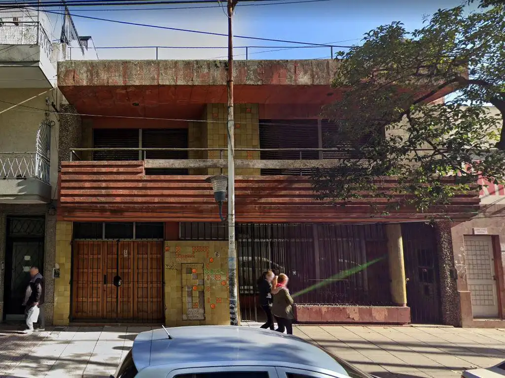 Casa 4 amb. en PA c/ Garage y Oficina en PB. 466 m² Cub. - S.Justo (Ctro)