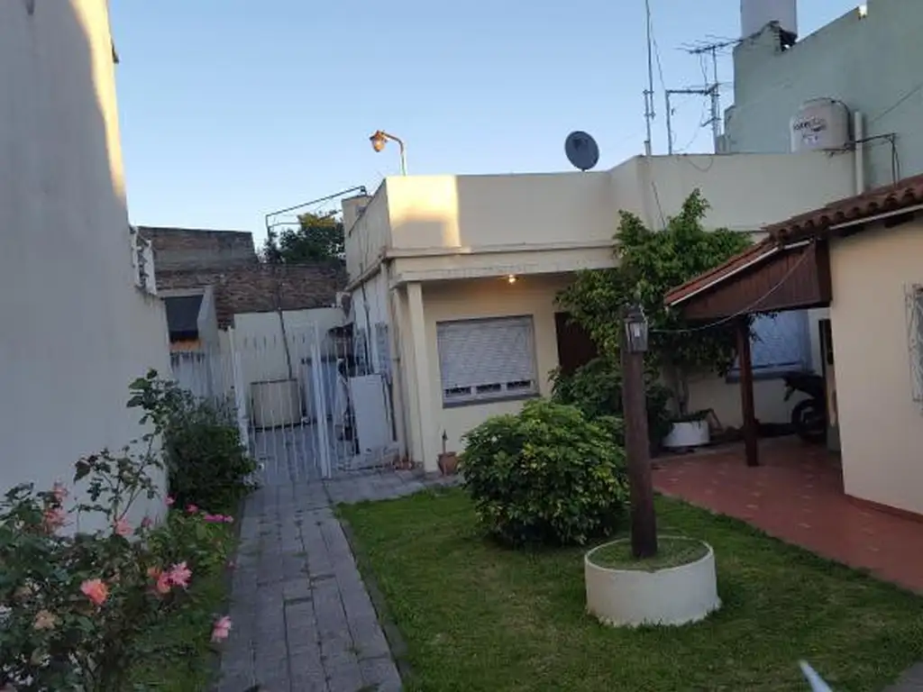 CASA 3 AMB C/DEPTO 2 AMB JARDIN *apto credito*