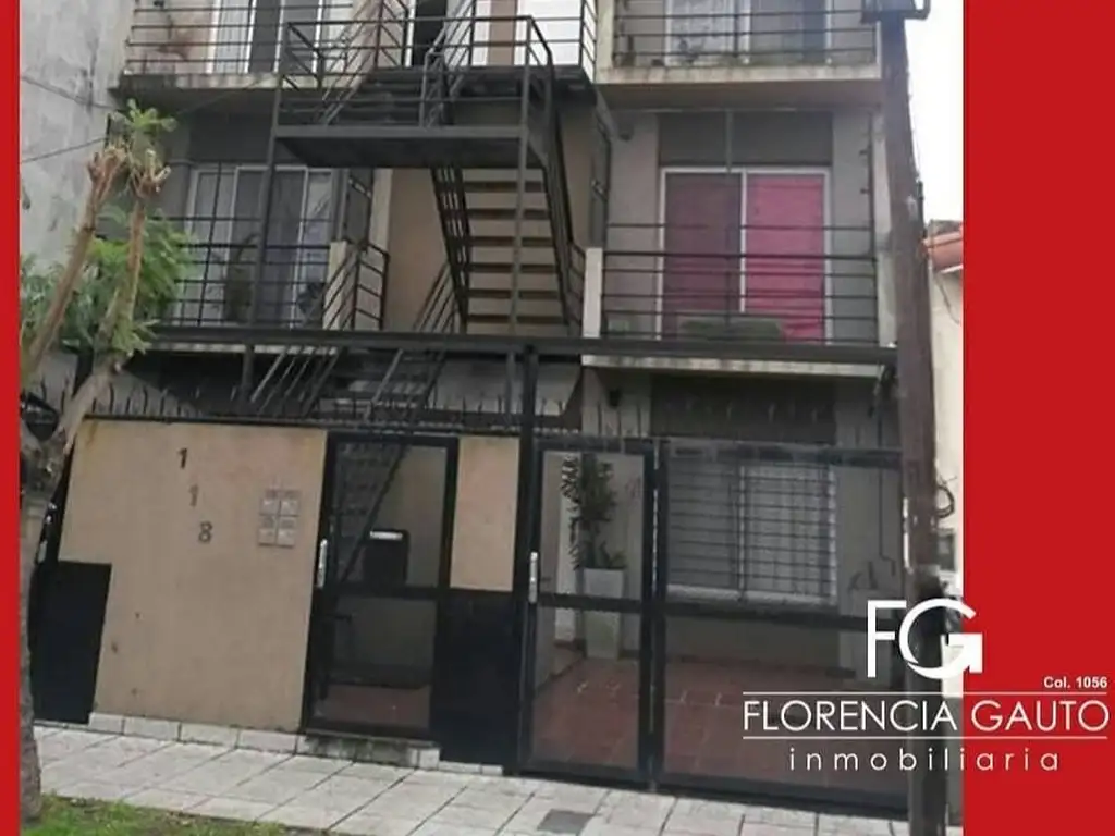 Triplex con terraza y parrilla, sin cochera.