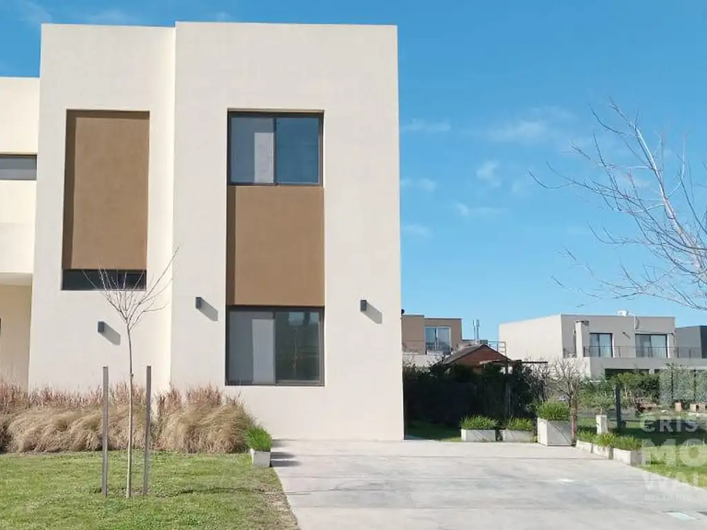 Excelente Casa en Puertos del Lago