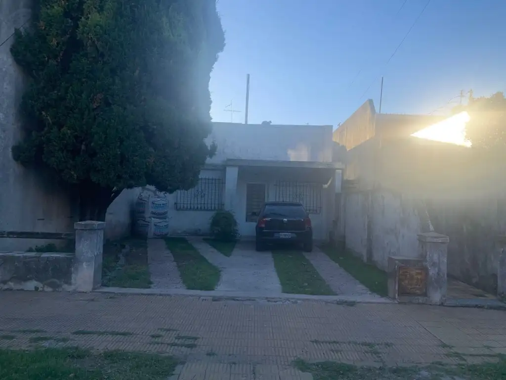 Casa en venta en la calle Abdon Garcia, Caseros.