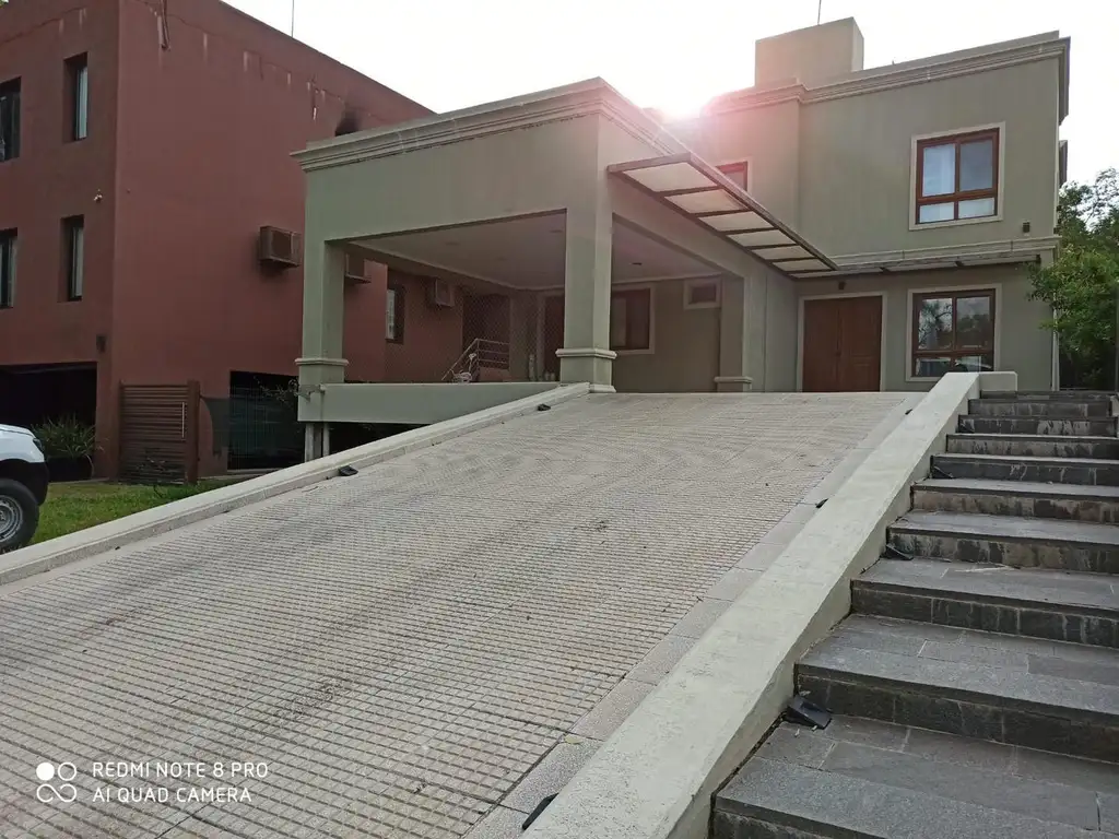 CASA de 260 m2, en Bº Residencial privado, La Ribera