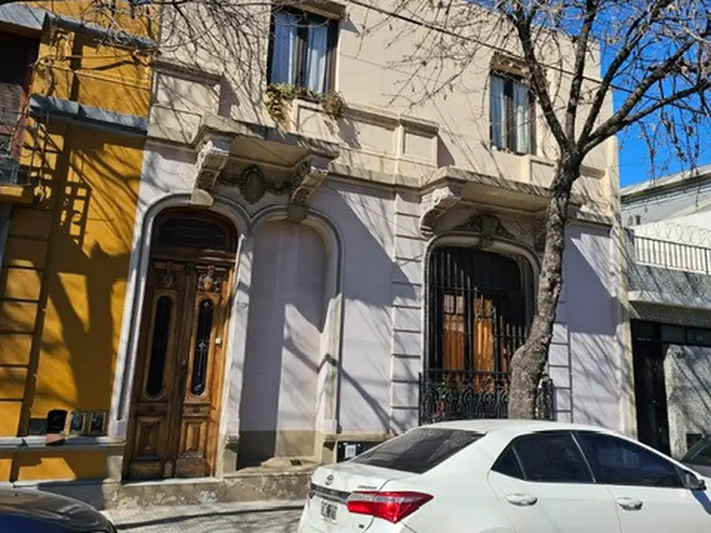 VENTA CASA EN BARRACAS DE 7 DORMITORIOS.