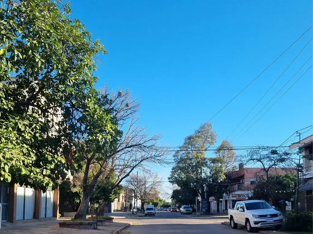 Gran terreno en zona residencial con casa a reciclar!