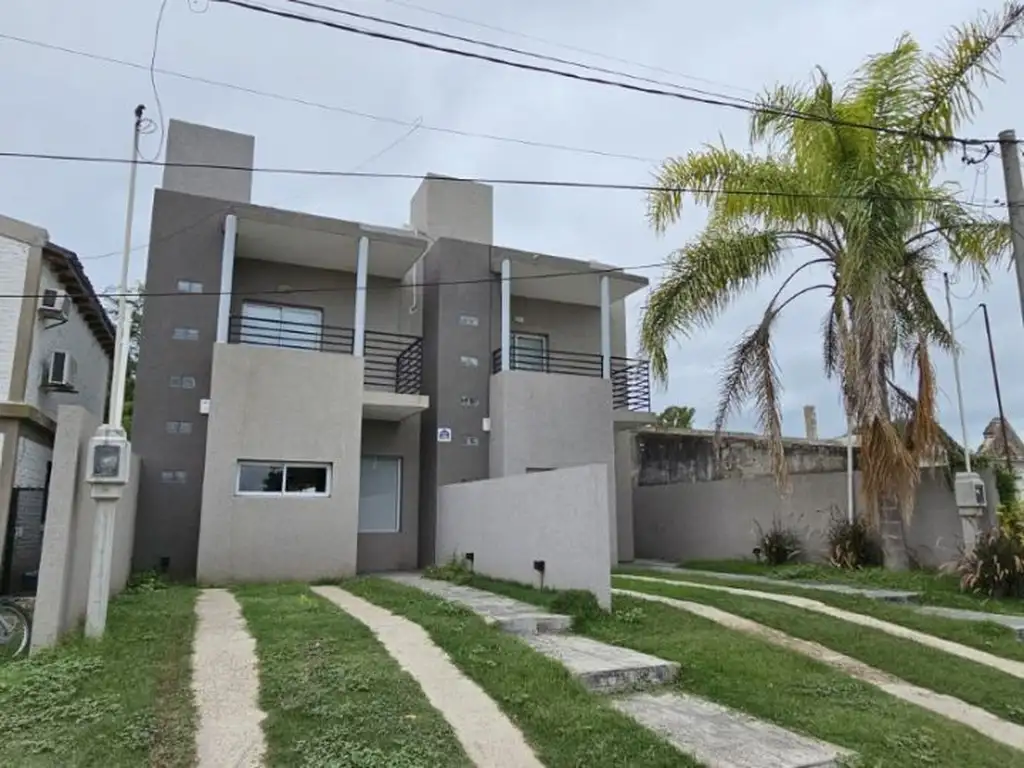 Duplex de dos dormitorios, dos baños, completamente equipado. Con cochera, y amplio jardin