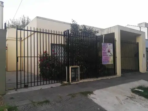 CASA EN SAN MIGUEL SOBRE LOTE DE 10X33 CON ENTRADA PARA 2 AUTOS