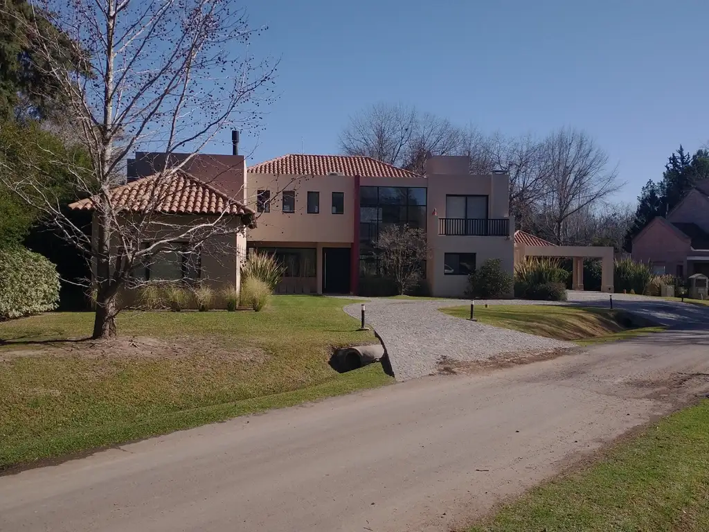 Magnifica Casa en Dos Plantas Sobre Terreno de 1441 m - Praderas de Lujan