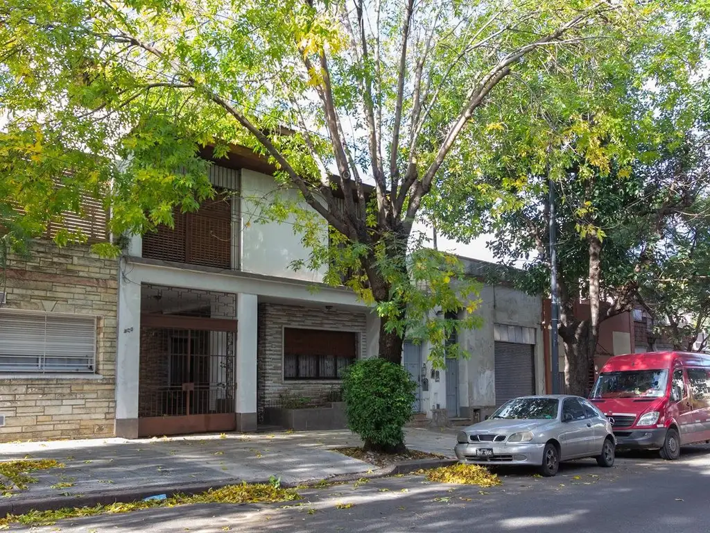 Casa familiar con Jardín, quincho. Muy luminosa