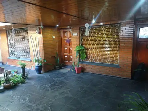 Casa tres ambientes en  venta José Leon Suarez