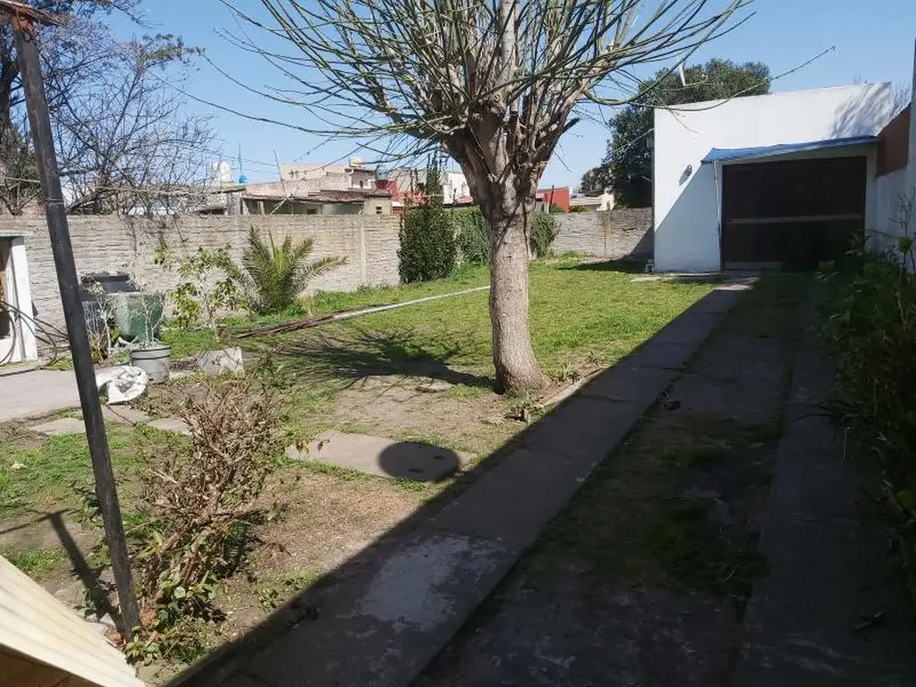 Vende casa en 140 e/50 y 52