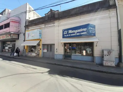 Vendo casa con dos locales comerciales en pleno centro