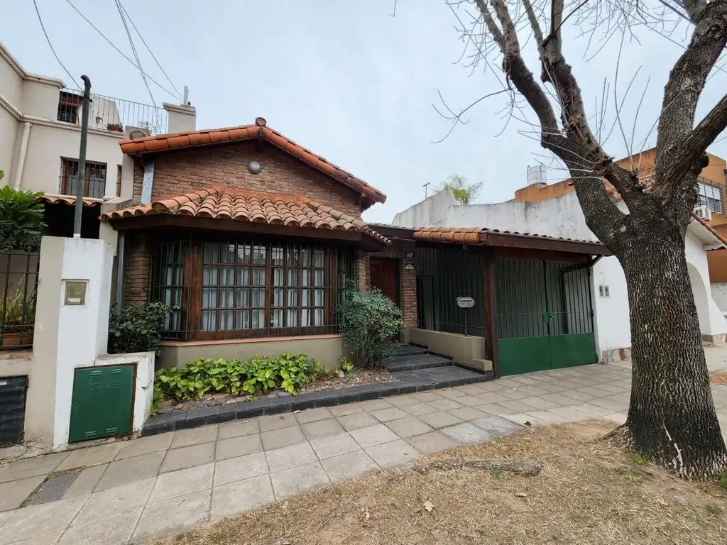 CASA DE 4 AMBIENTES EN VENTA EN PLANTA BAJA CON JARDIN Y PISCINA EN OLIVOS