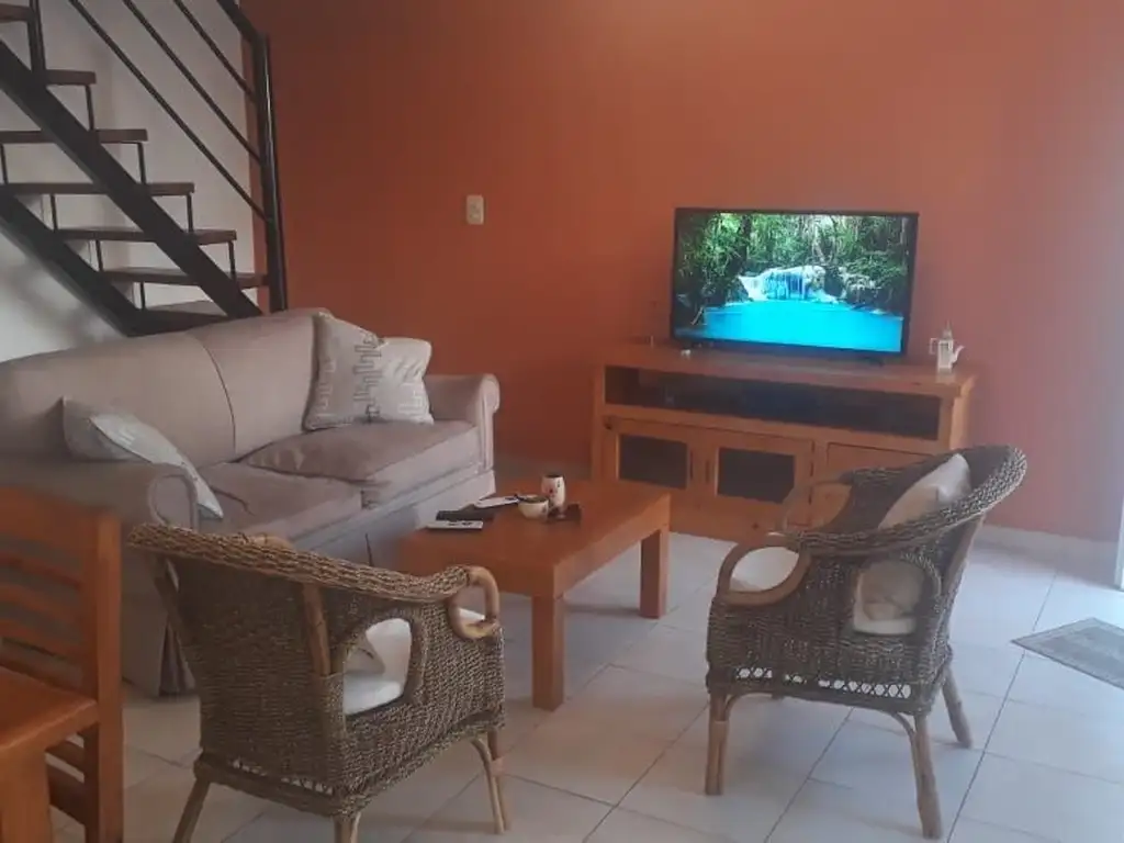 DUPLEX CENTRICO CON JARDIN Y COCHERA