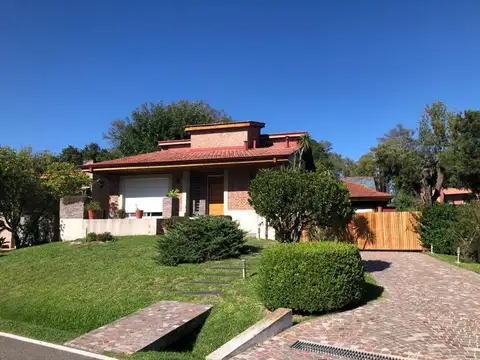 ESPECTACULAR CASA EN BARRIO " LOS HORNEROS " 240.000USD