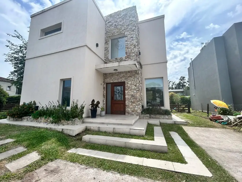 VENTA DE CASA DE 5 AMB BARRIO LA ANGELICA