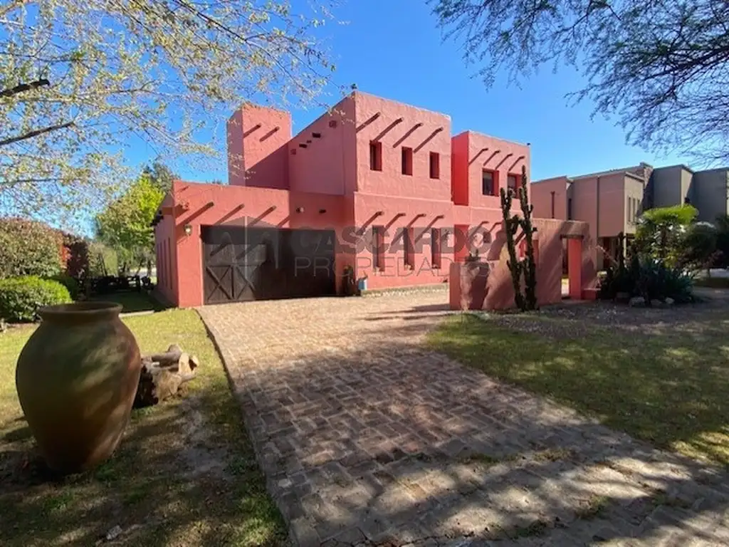 Hermosa casa de estilo Mexicano de 4 ambientes con piscina. Vista inmejorable al lago.