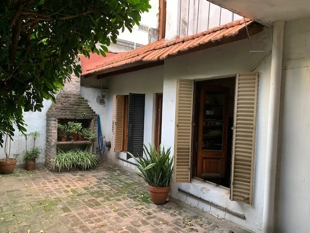 HERMOSA CASA DE 5 AMBIENTES DE 2 PLANTAS, CON COCHERA/PATIO  Y BALCON TERRAZA