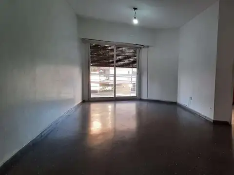 Departamento en Torre 2 amb. con Balcón al frente. *APTO PROFESIONAL* Ados cuadras Lanusita