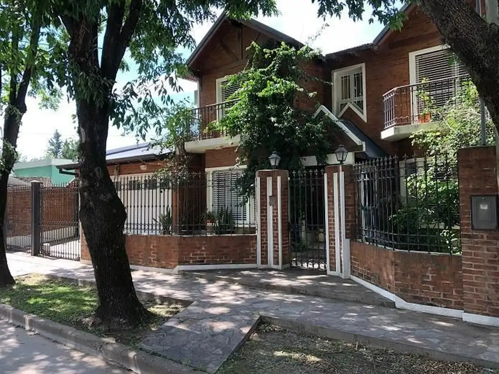 CASA CON PILETA EN ZONA RESIDENCIAL CÉNTRICA