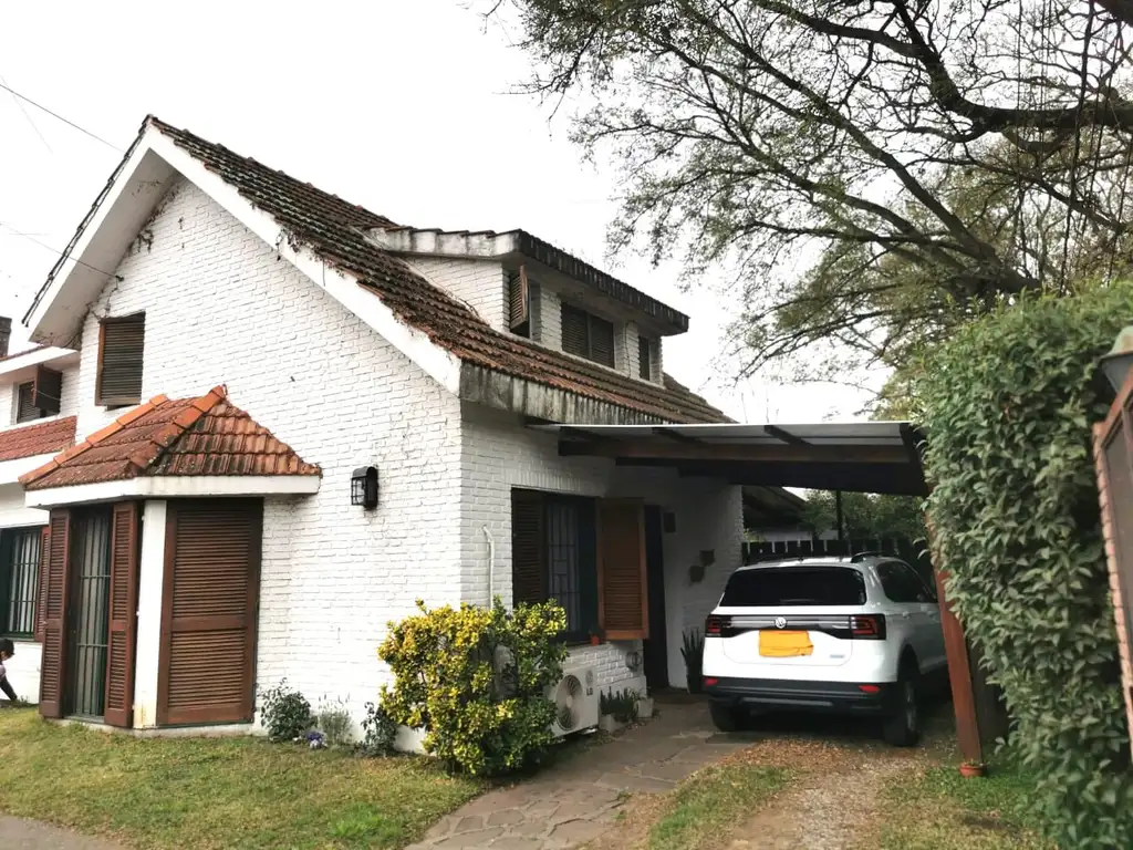 Lindisima casa en barrio cerrado sobre calle córdoba