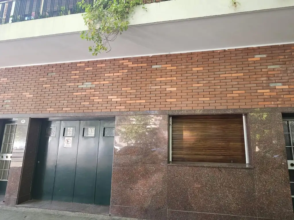 Tipo casa planta baja al frente, 3 ambientes, patio. Próximo av de los Incas y Triunvirato.