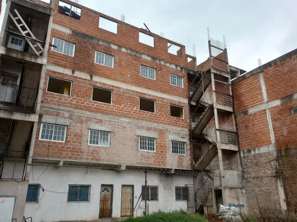 "IDEAL EMPRENDIMIENTO"  Excelente edificio 3 pisos (Roosevelt y calle 7 ) lote de 16 x 25.