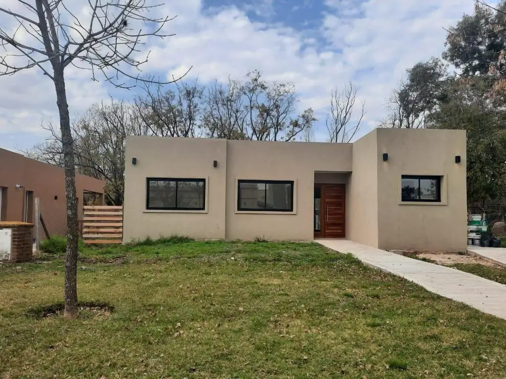 Hermosa casa a estrenar en Barrio San Alfonso, Pilar del Est