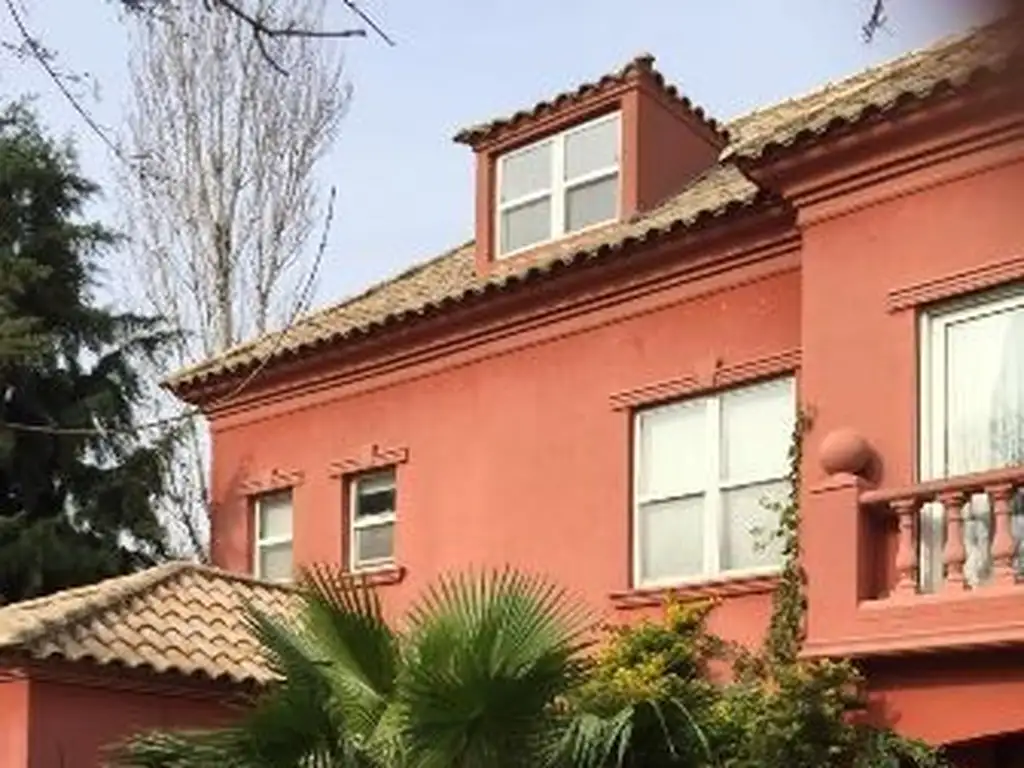 HERMOSA CASA  EN TRES PLANTA EN EXCELENTE UBICACIÓN - EL ROCÍO