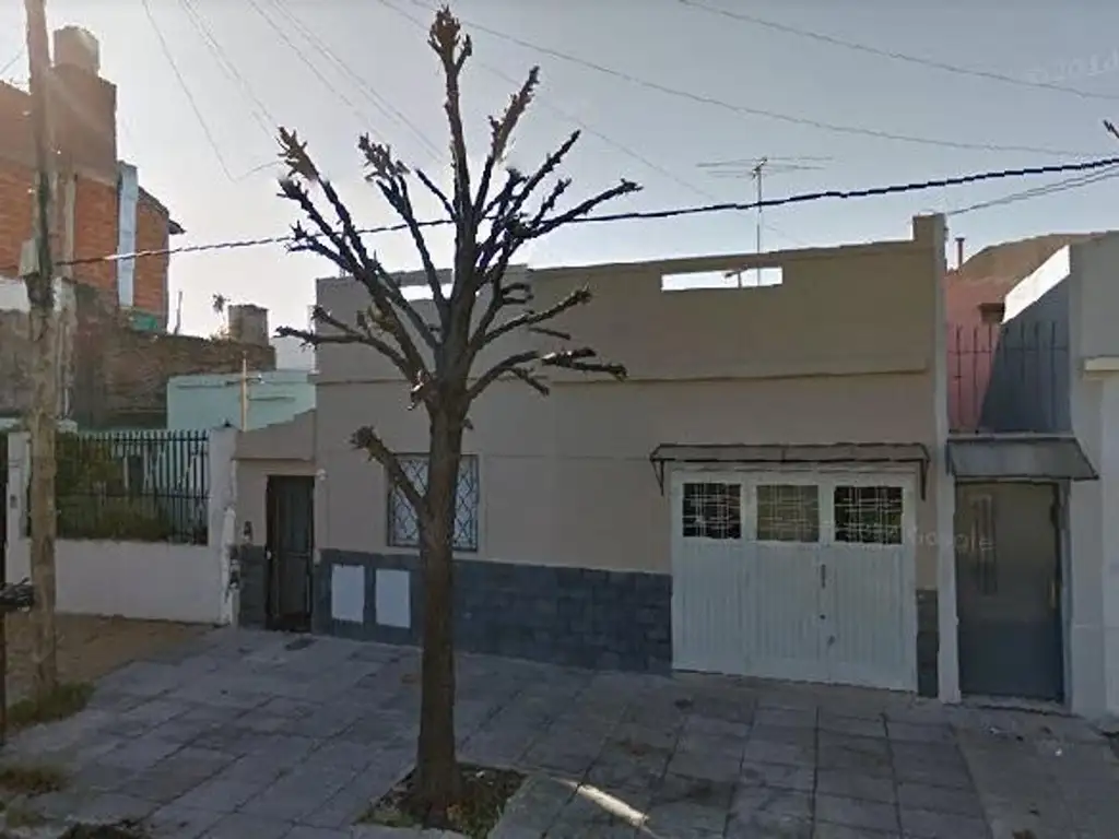 Ciudadela. Casa 2 amb. frente c/cochera y patio + 2 amb cont