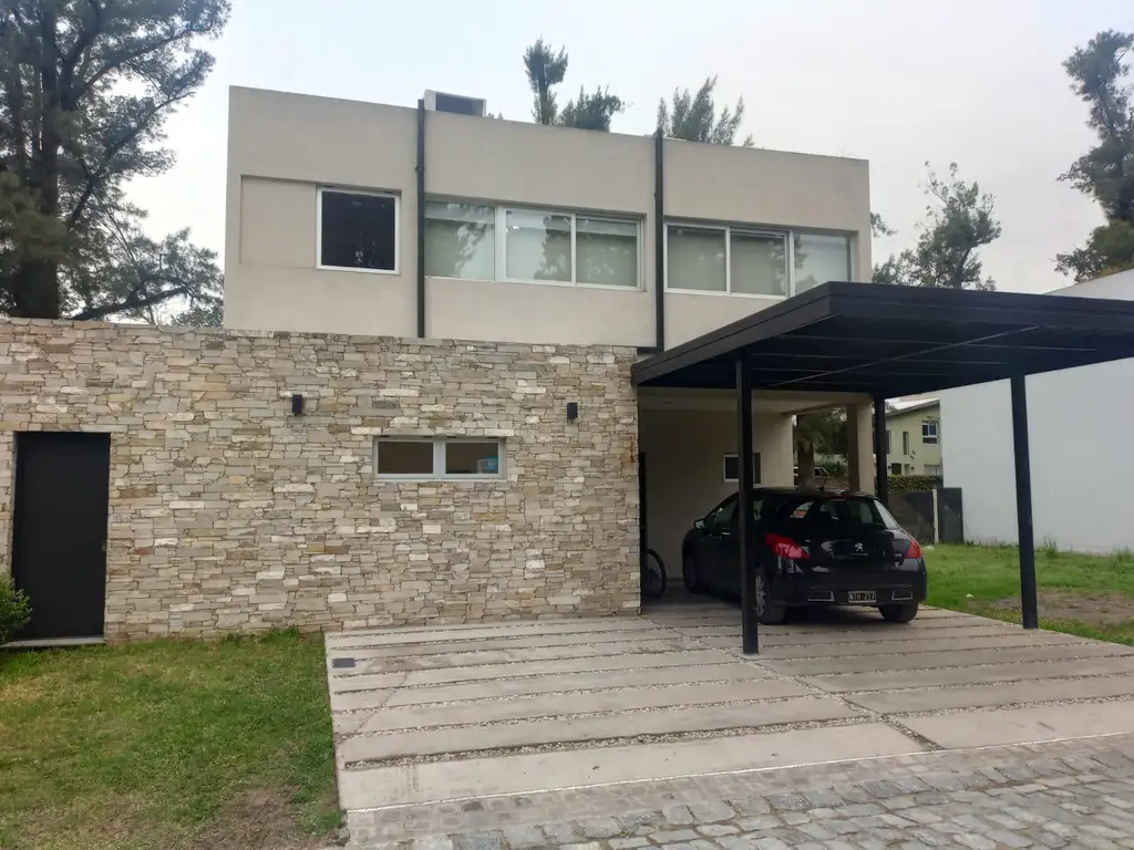 Venta Casa de 4 amb. en Barrio Cerrado Village - Parque Leloir