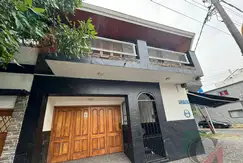 Casa 4 ambientes con cochera y patio aterrazado  en Lanús Oeste