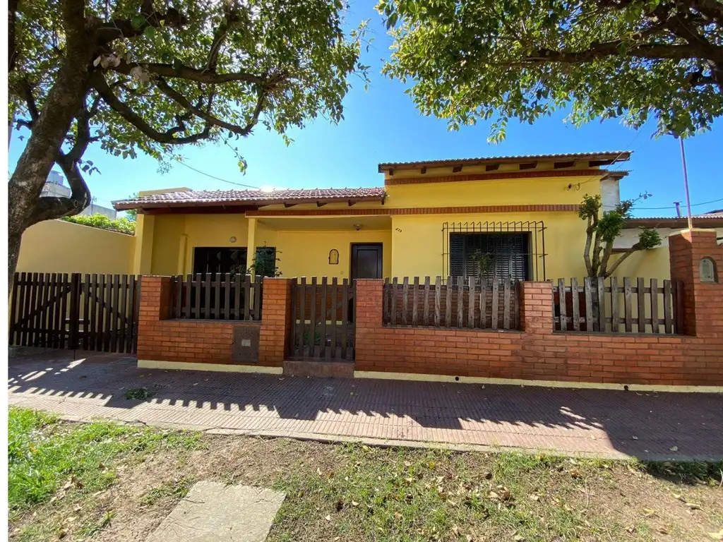 Venta de casa calle 11 e/ 34 y 36 de 3 dormitorios y garage.