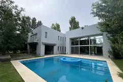 Venta de casa de 4 ambientes con cochera y piscina en Fincas de San Vicente