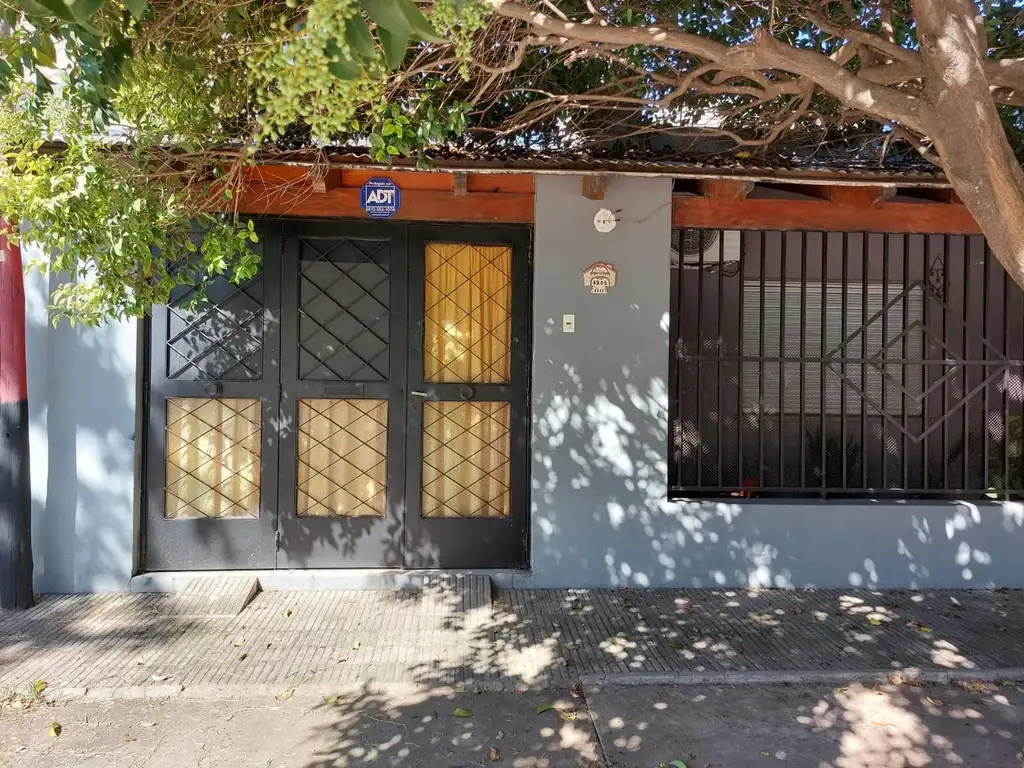 Casa dos dormitorios con patio, terraza y dependencias