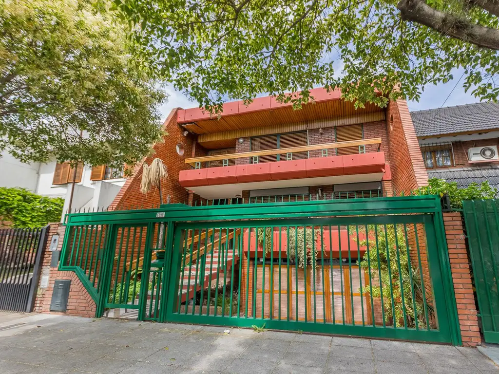 VENTA Casa 5 ambientes Barrio Versalles  con patio y cochera para dos autos  PERMUTA - APTO CREDITO