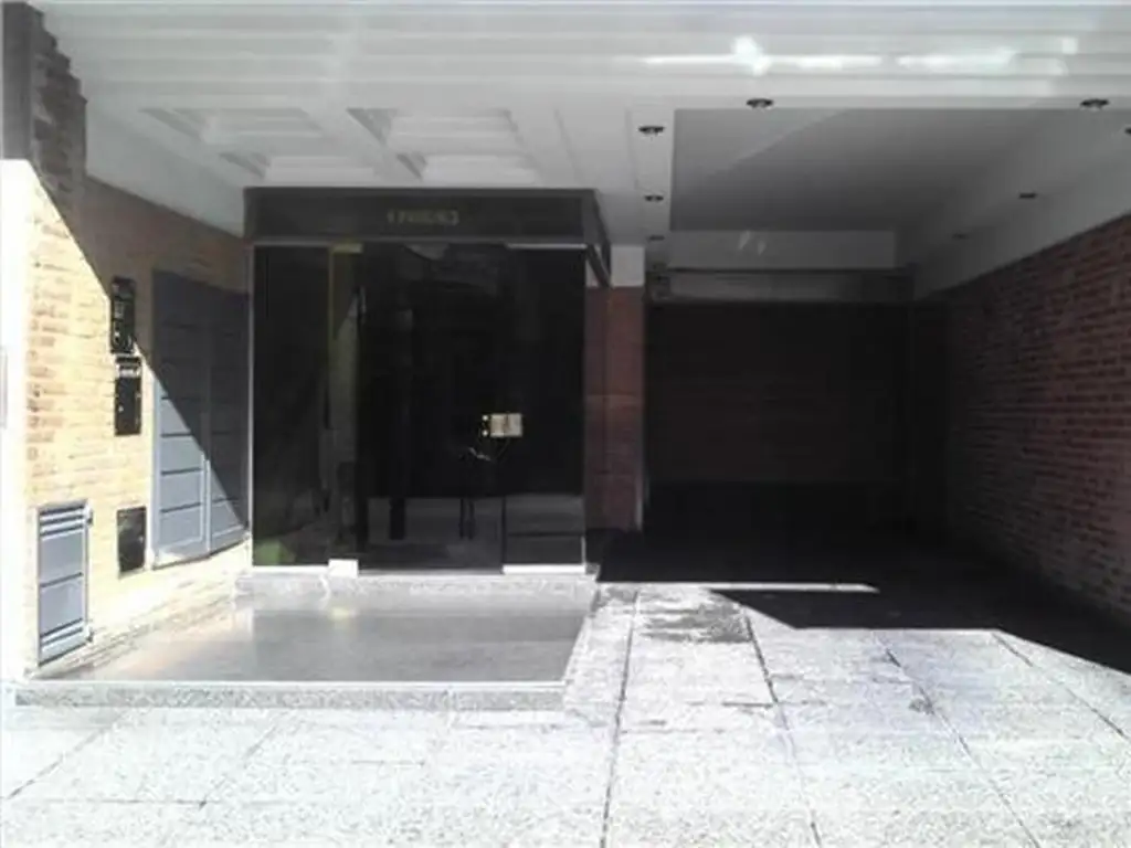 EXCELENTE DTO. 3 AMB. C/DORM SUITTE SOBRE AV. DE MAYO AL 1700, CONTRA FRENTE, COCHERA, PATIO