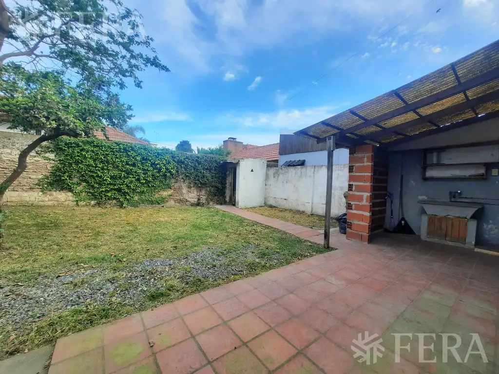 Venta casa 4 ambientes con cochera y fondo libre en Bernal Oeste