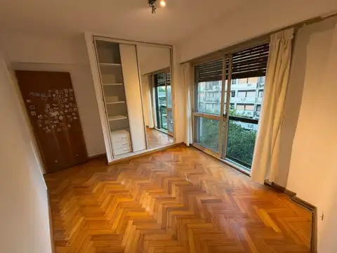 Excelente ubicación  Desocupado, recién pintado y listo para mudarse!